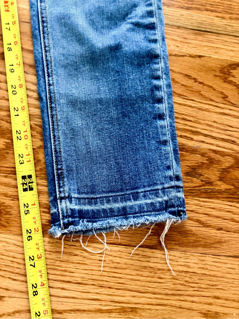 rag & bone Dre Capri size 27. Livingston wash. Raw hem. - Picture 10 of 12